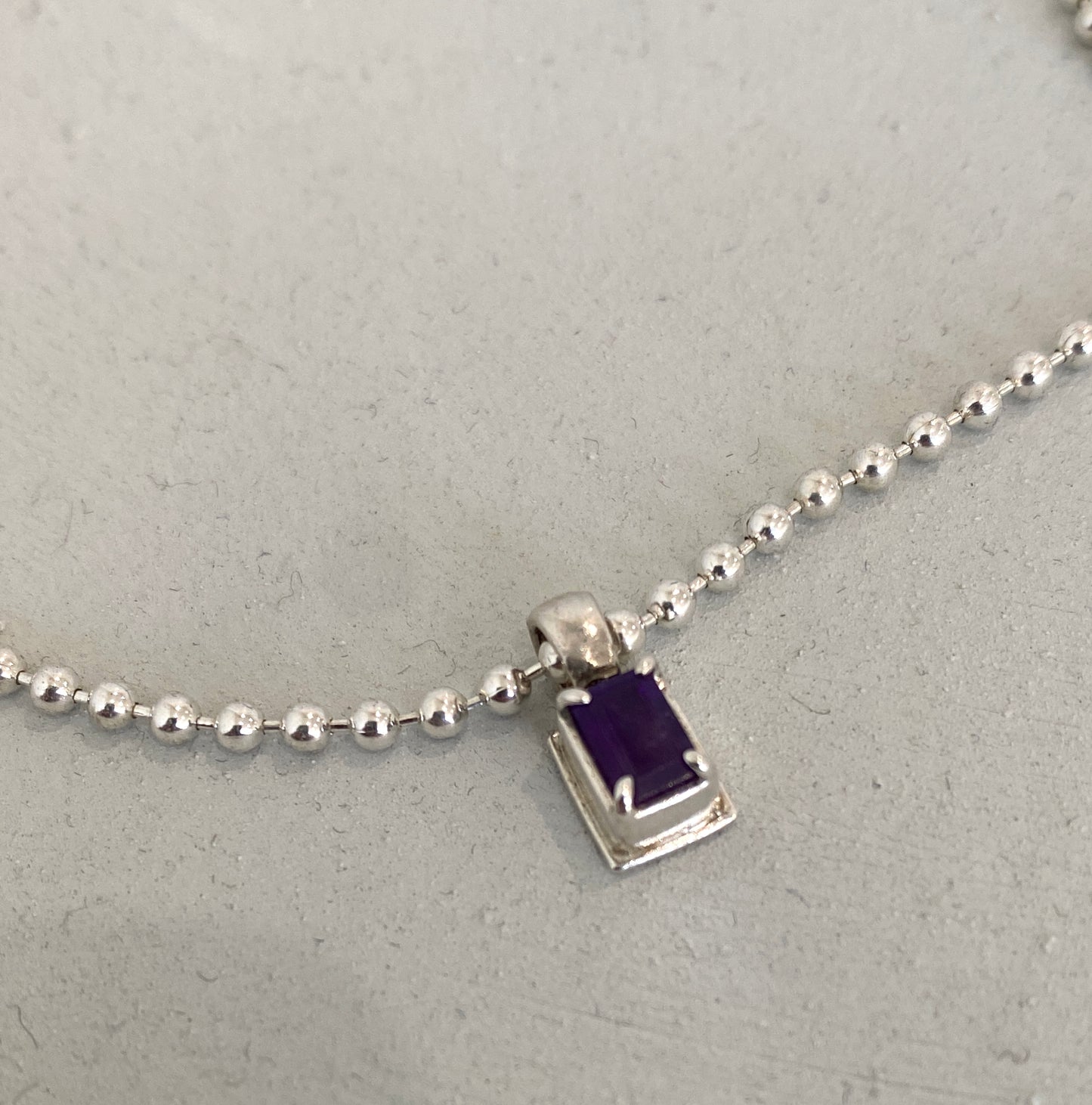 L.Jardim Netty Ball Chain with Amethyst