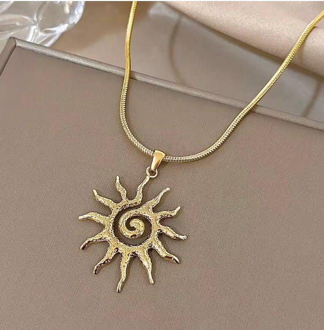 90's Sun vintage pendant necklace