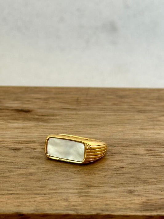 Signet ring with mother of pearl and brass
