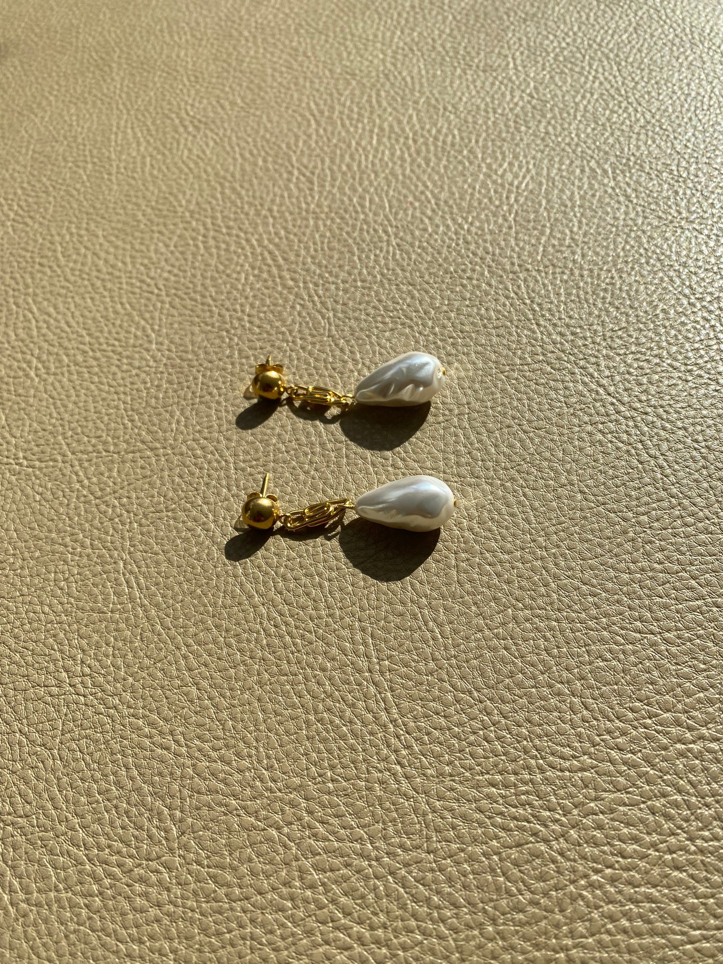 KARO KORU Pearl on Chain Gold Mini Drop