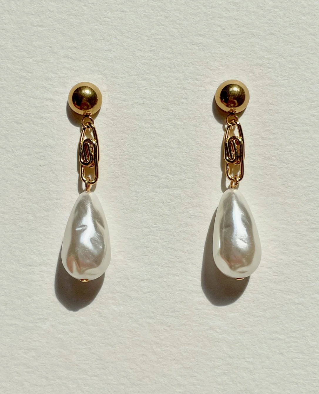 KARO KORU Pearl on Chain Gold Mini Drop