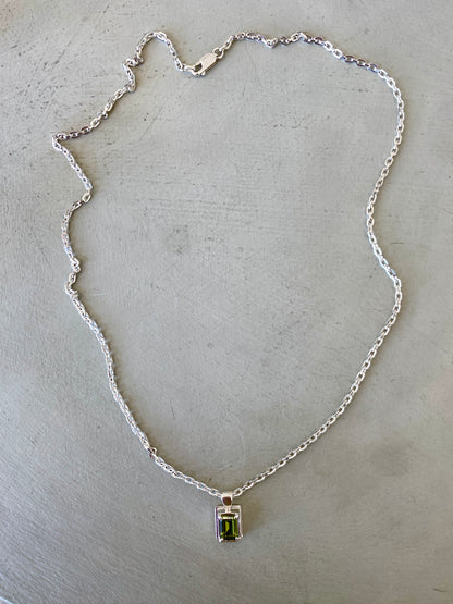 L.Jardim Daf chain with medium size green Peridot