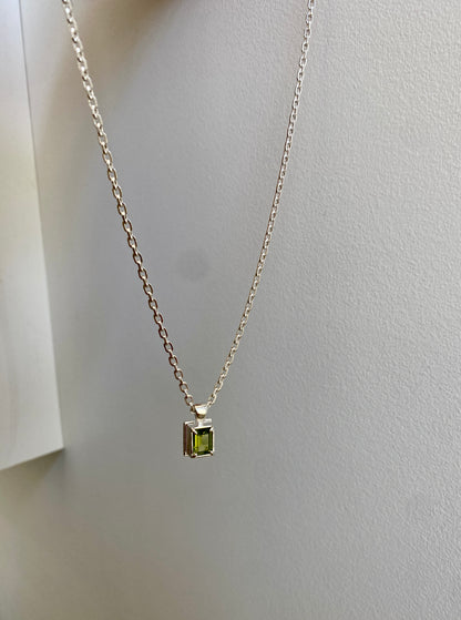 L.Jardim Daf chain with medium size green Peridot