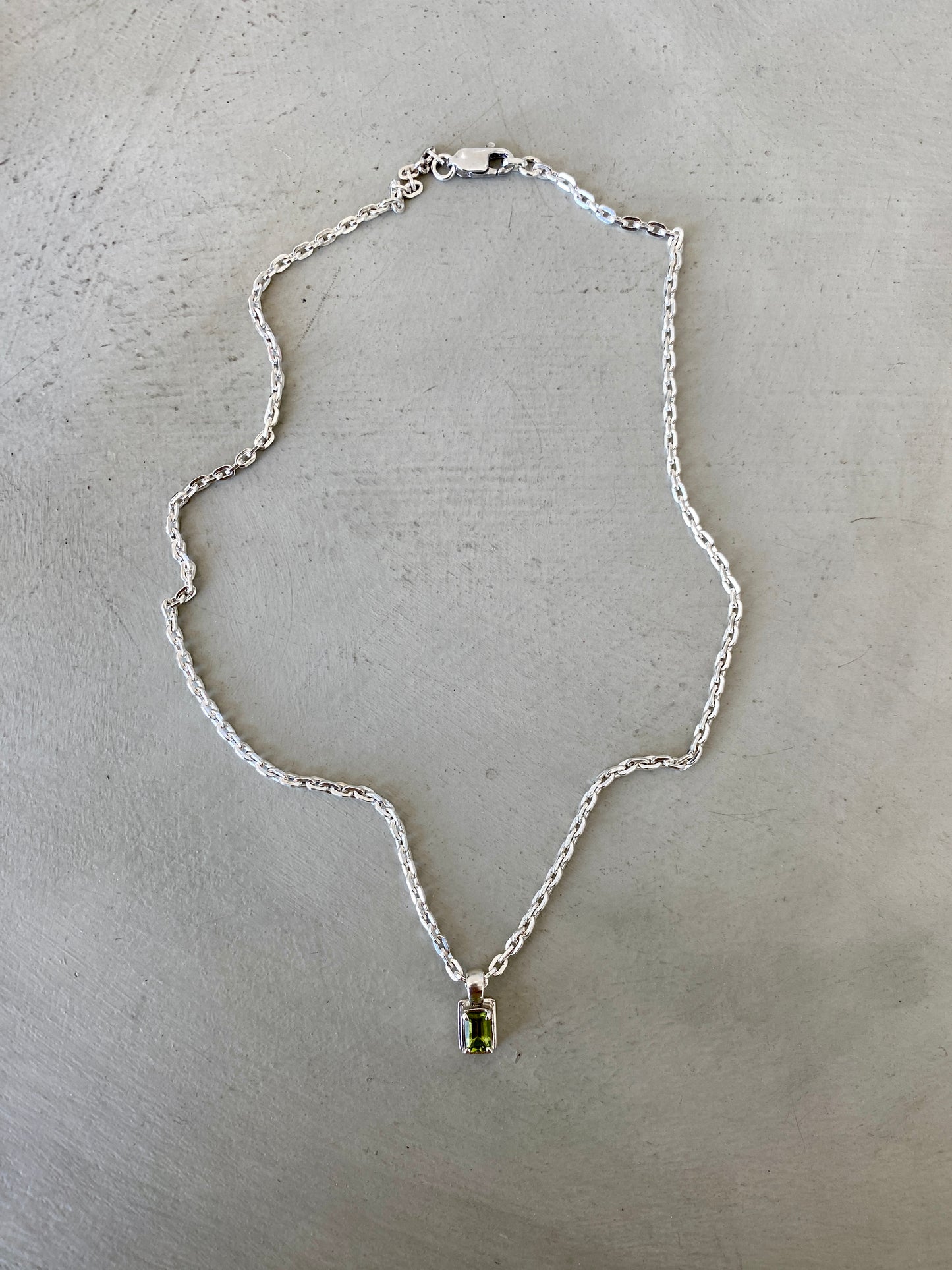 L.Jardim Netty chain with small Peridot stone