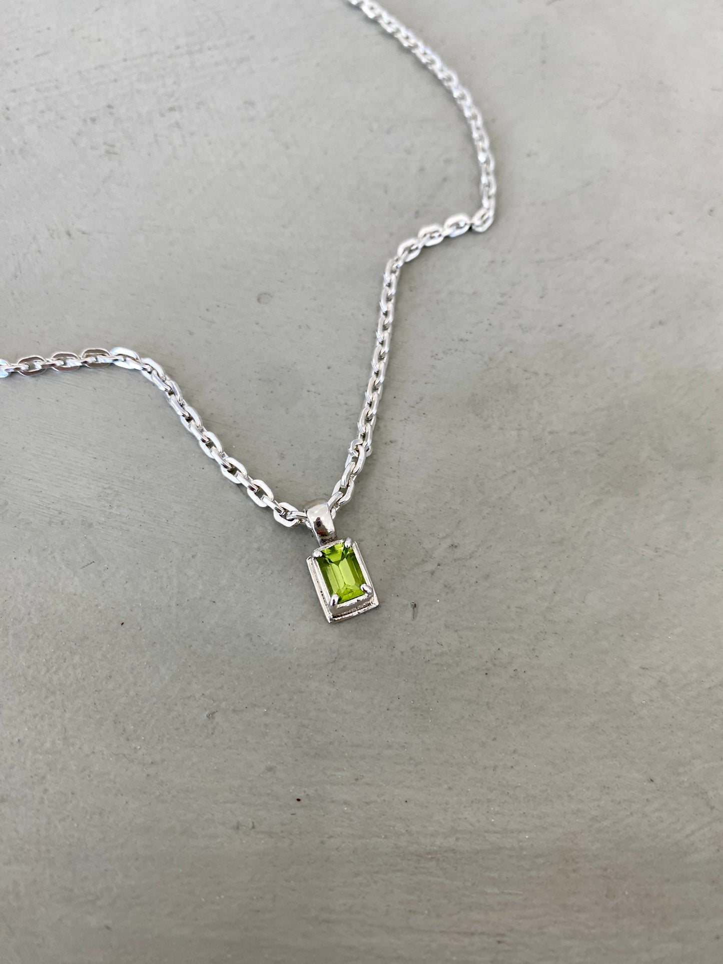 L.Jardim Netty chain with small Peridot stone