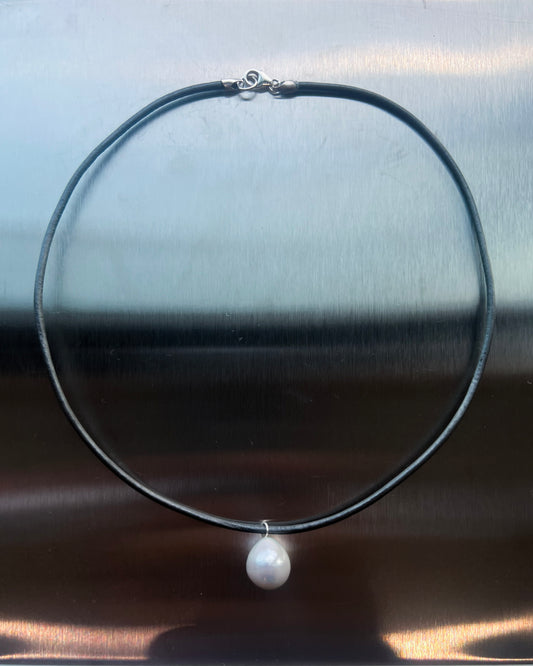 Jihye Pearl Leather Chokers