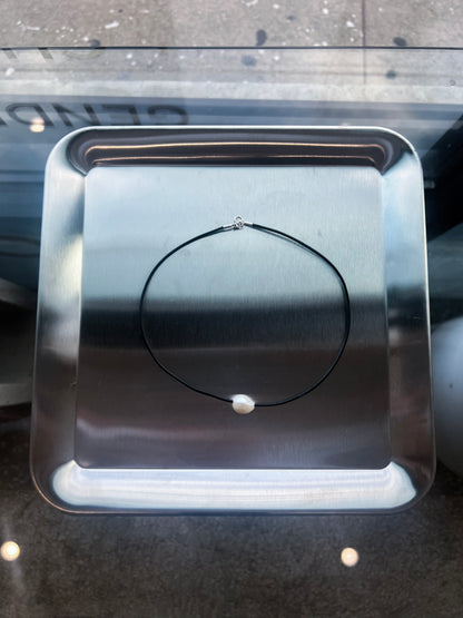 Jihye Single Pearl Choker in Black