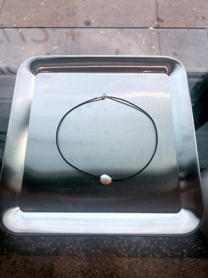 Jihye Single Pearl Choker in Black